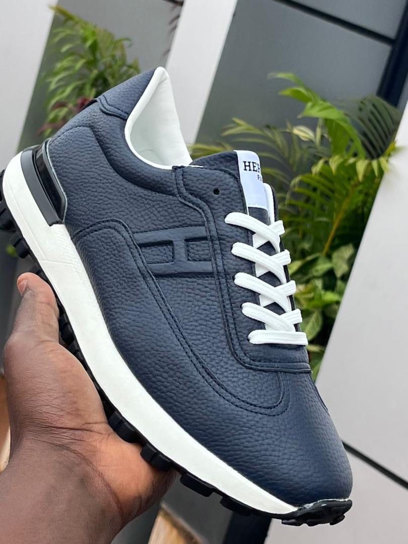 cheap  Shoes . buy and sale China, Europe, Turkey, German in wholesale prices Cameroon. Top quality, 40 - 46. 